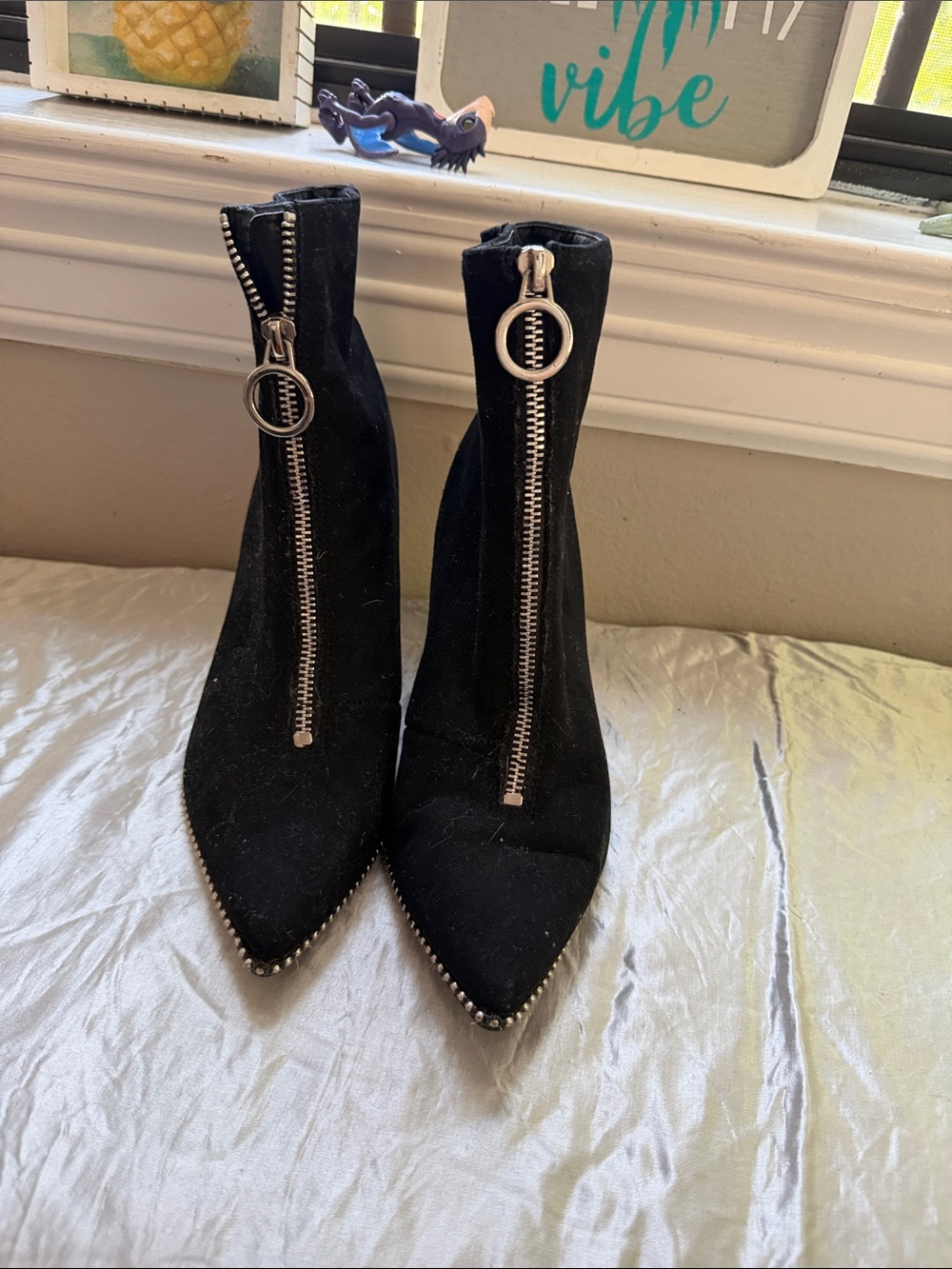Bar III Black Pointed Toe Front-Zip Ankle Booties with Ring Pull